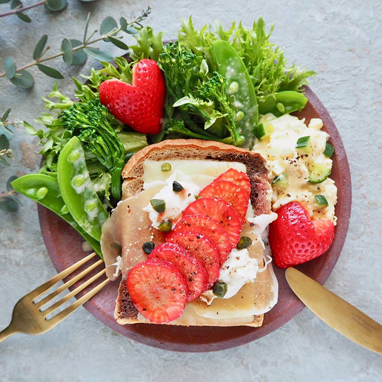 ハートいちごとピザパンのワンプレート