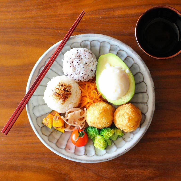 まん丸コロッケ＆おにぎりのワンプレート