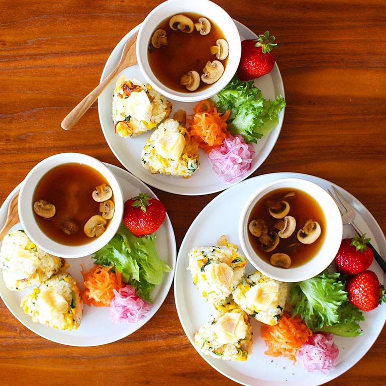 洋風おにぎりとマッシュルームお味噌汁のワンプレート