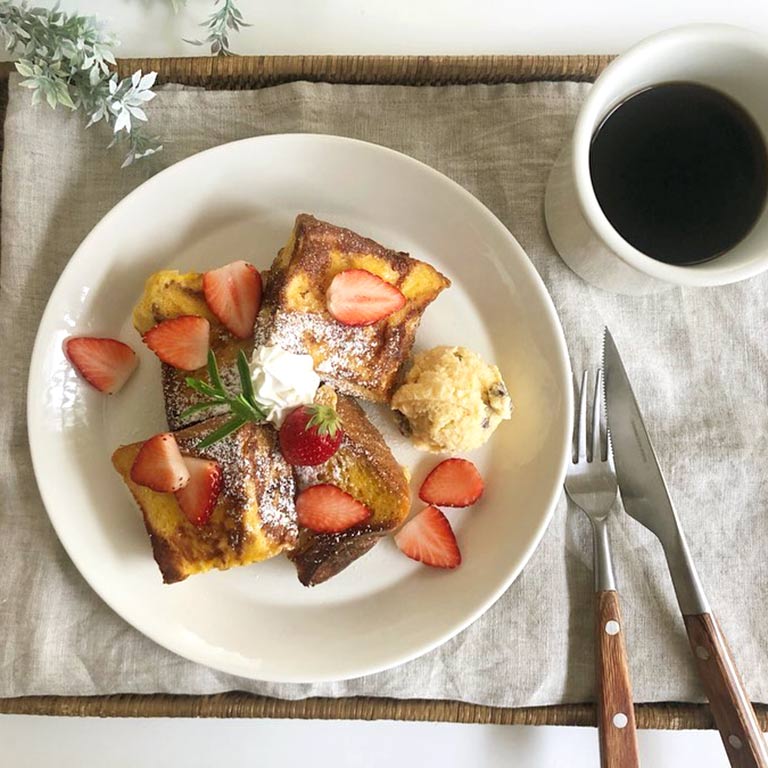 ラムレーズンアイス添えフレンチトーストのプレート