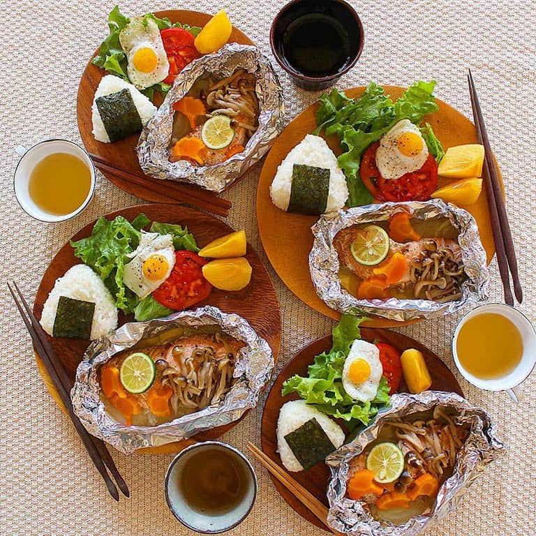 鮭のホイル焼きと目玉焼きサラダのワンプレート