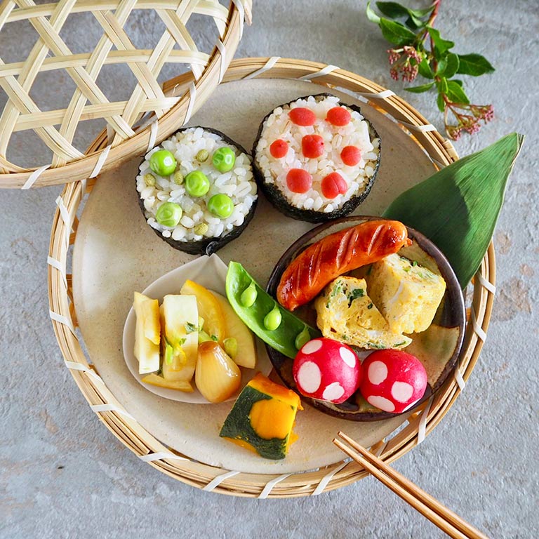 2種の水玉おにぎりのワンプレート