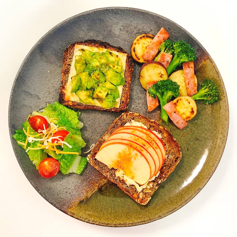 2種のトーストの華やかワンプレート