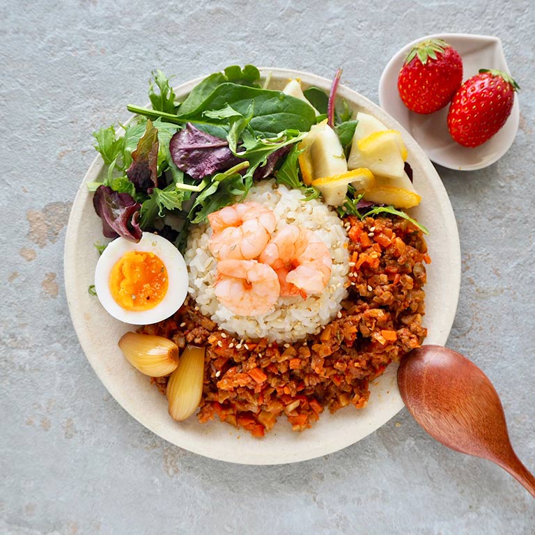 ミートソースごはんにえびトッピングのワンプレート