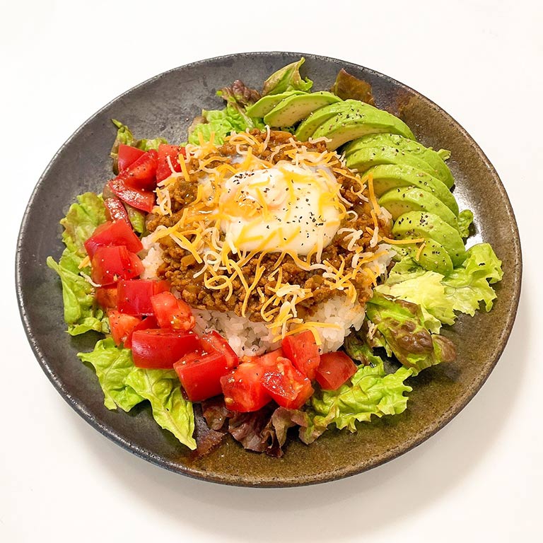 アボカドと温玉タコライスのワンプレート