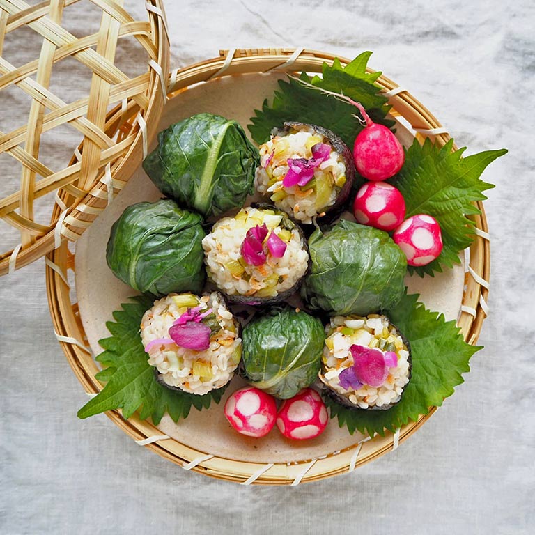 小松菜で巻いたころころおにぎりのワンプレート