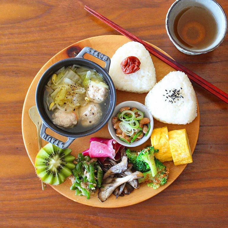 鶏団子スープと野菜のおかずのワンプレート