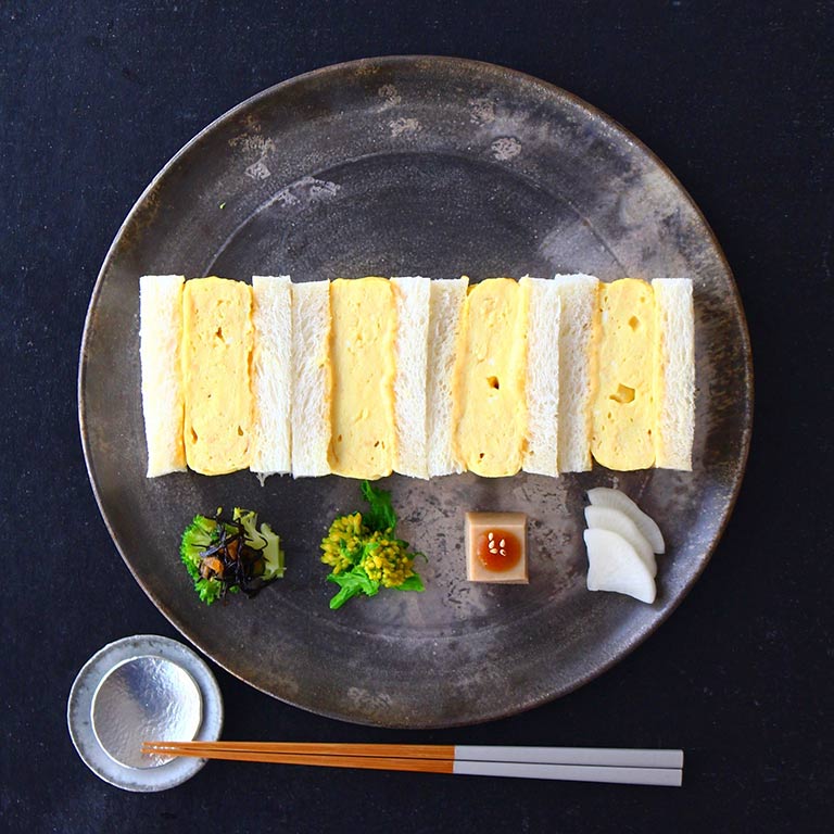 卵を味わうサンドイッチの和ンプレート