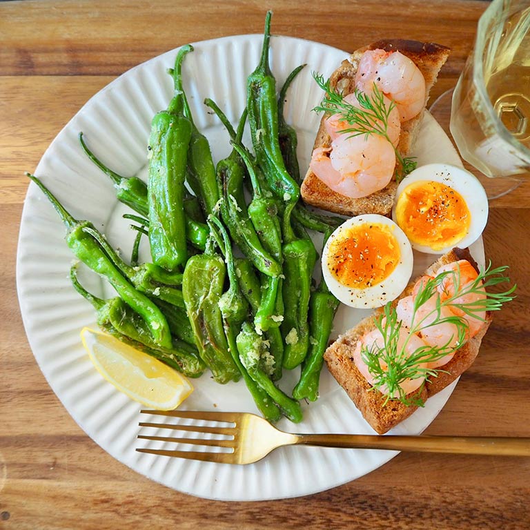 スペインバルの定番、ピミエントスのワンプレート