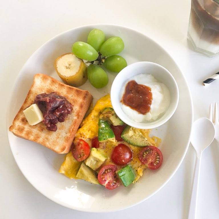 オープンオムレツとあんバタトーストのワンプレート