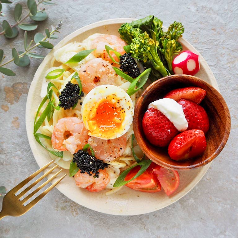 プリプリえびのサラスパと、お花畑のワンプレート