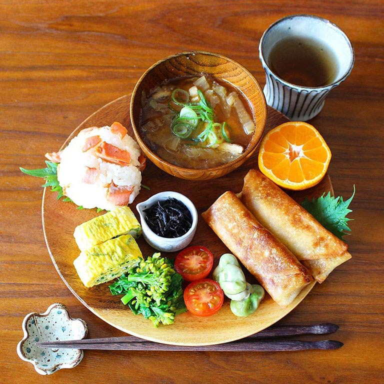 プルコギの春巻きと鮭のおにぎりのワンプレート