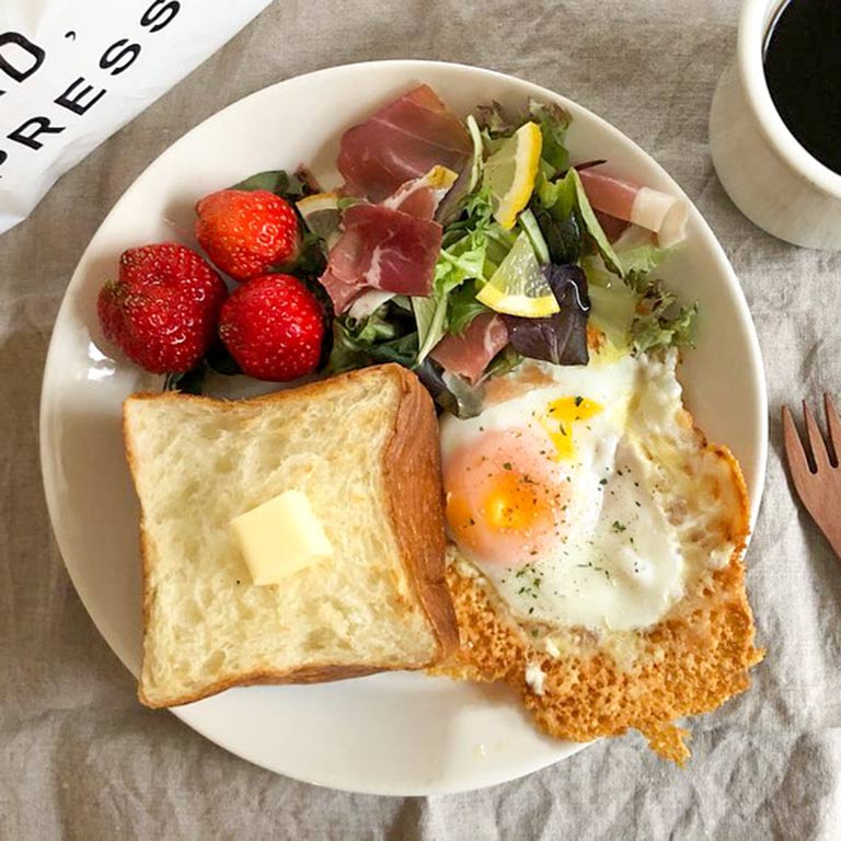 厚切りパンとカリカリチーズの目玉焼きワンプレート